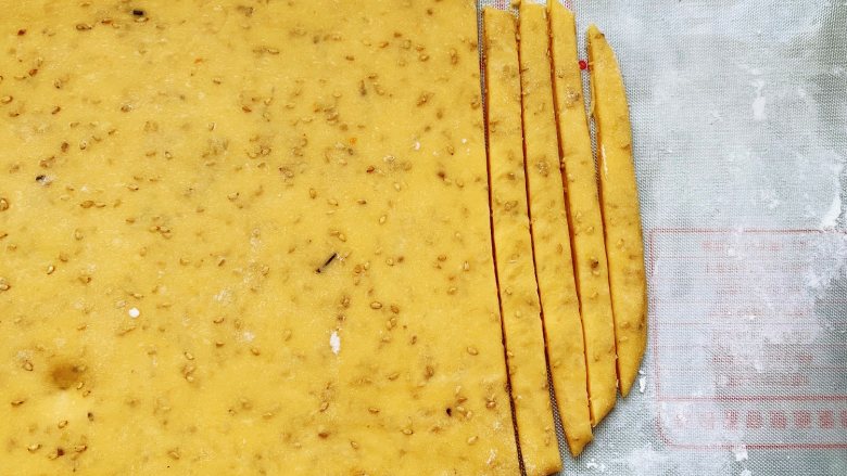 西红柿磨牙棒,用刀切成宽度差不多的长条，切整齐一点，烘烤的时候受热才均匀。