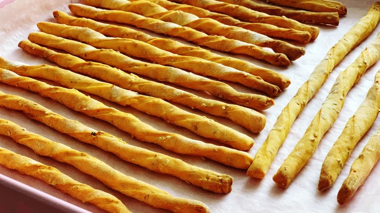 西红柿磨牙棒,取出烤好的西红柿磨牙棒，铺在晾网上晾凉。