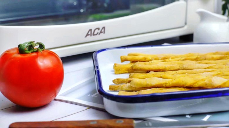 西红柿磨牙棒,完全冷却后放保鲜盒或者密封袋里密封保存。