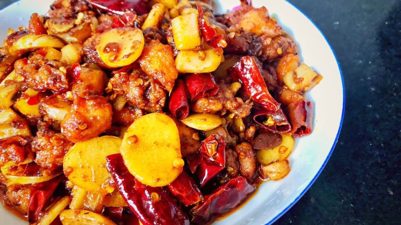 辣子鸡丁,14.装盘盛出,即可食用