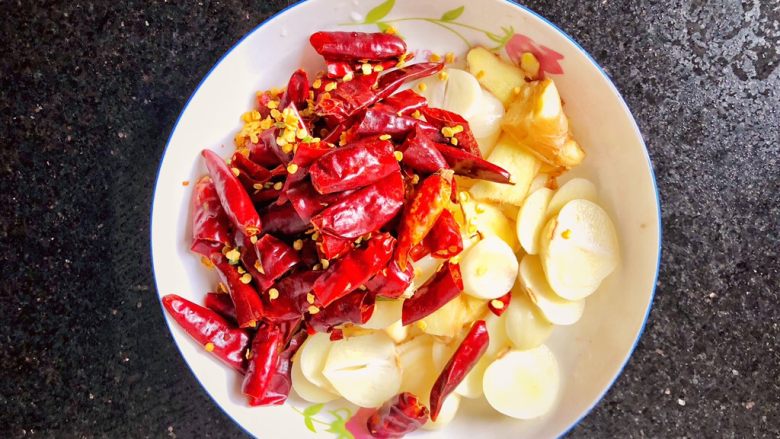 辣子鸡丁,10.热锅加入食用油,放入姜蒜,干辣椒