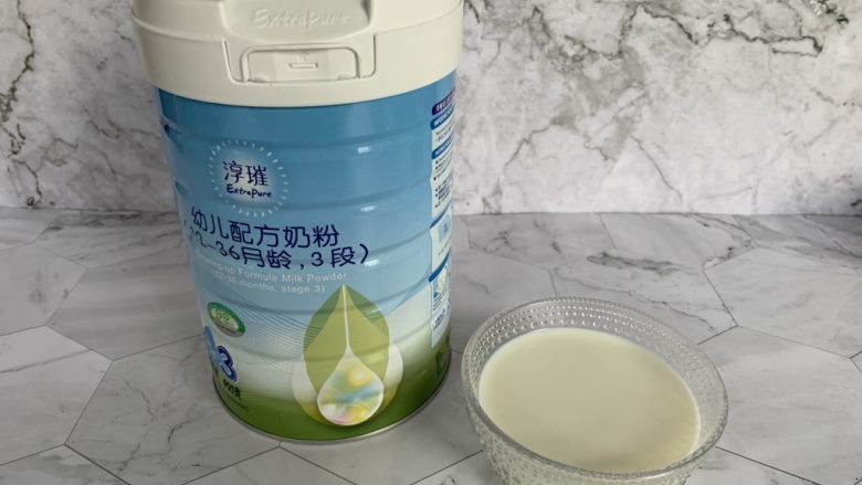 熔岩乳酪吐司,将奶粉用温水兑成牛奶(没有奶粉也可直接用纯牛奶代替,宝宝吃用奶粉会更好)
