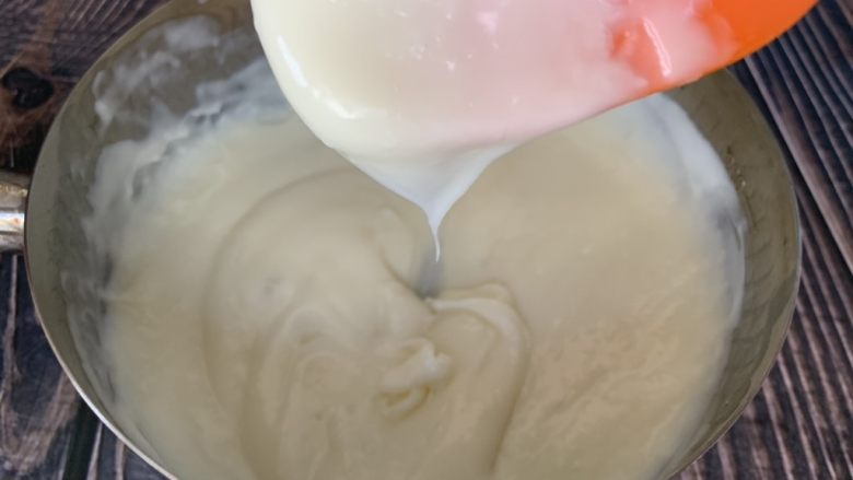 脆皮鲜奶,小火加热,一边不断搅煮至粘稠状