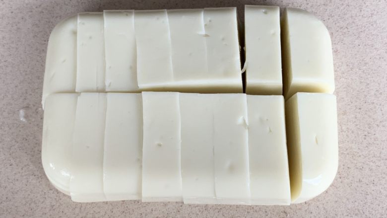 脆皮鲜奶,凝固后的奶冻倒扣取出,切成小块