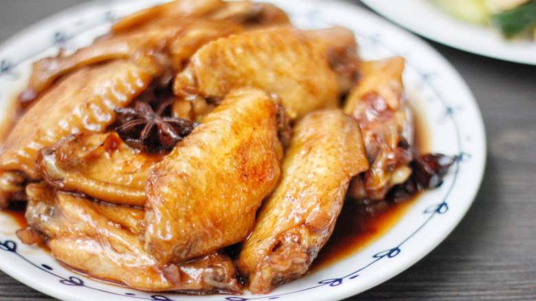 红烧鸡翅,这道红烧鸡翅不仅做法简单,美味可口,其蛋白质质量还很高高,脂肪含量很低,所以喜欢吃的朋友们可以做多多。