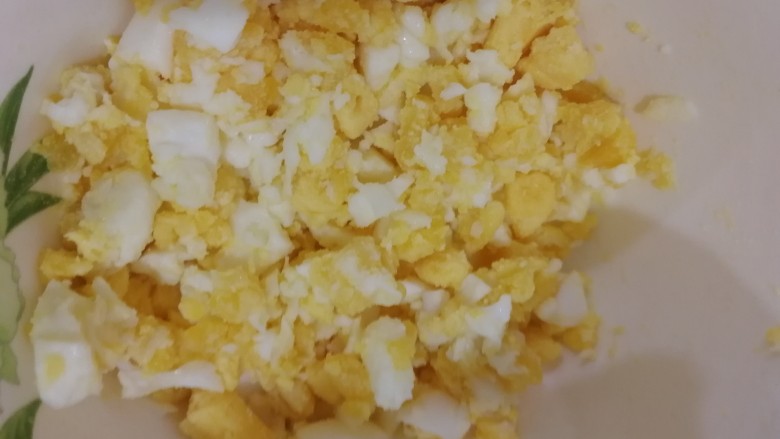 高配版疙瘩汤,用勺子切碎。