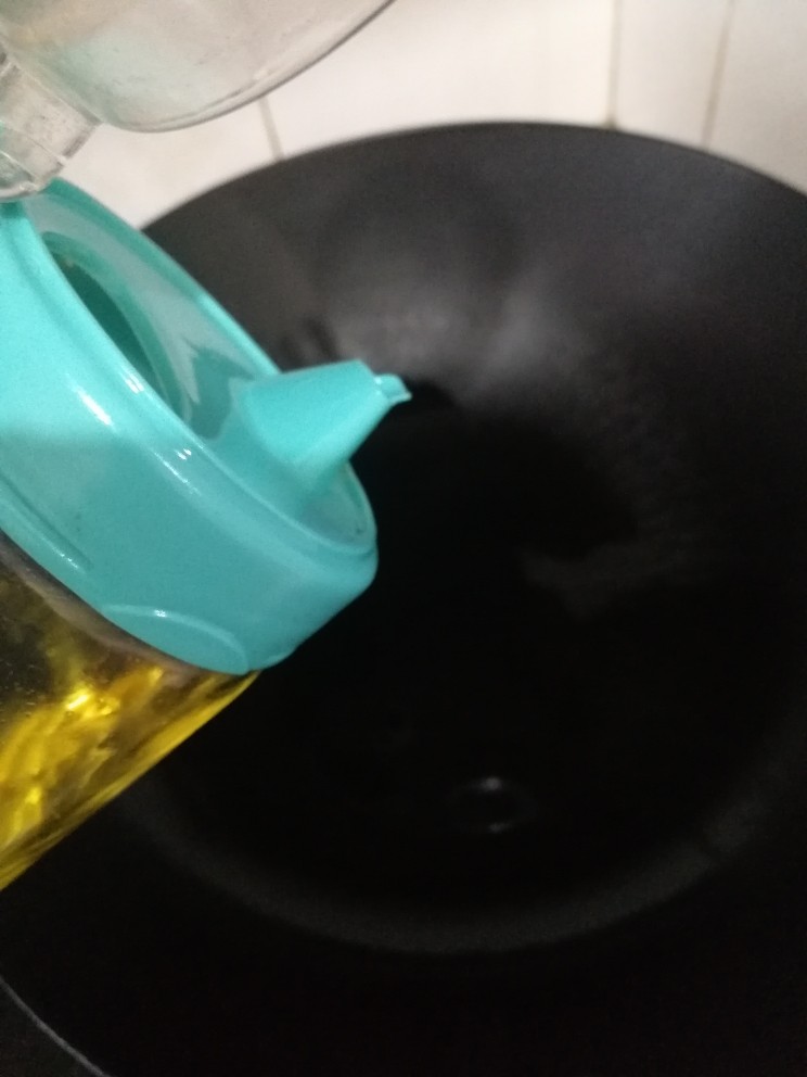 高配版疙瘩汤,热锅倒入适量油,烧热。