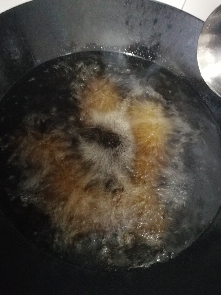 高配版疙瘩汤,倒入开水。