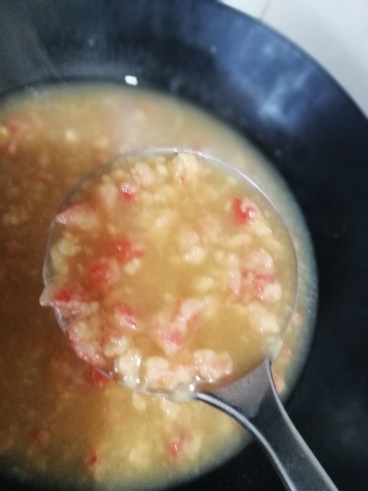 高配版疙瘩汤,水开下疙瘩,用勺子打散。