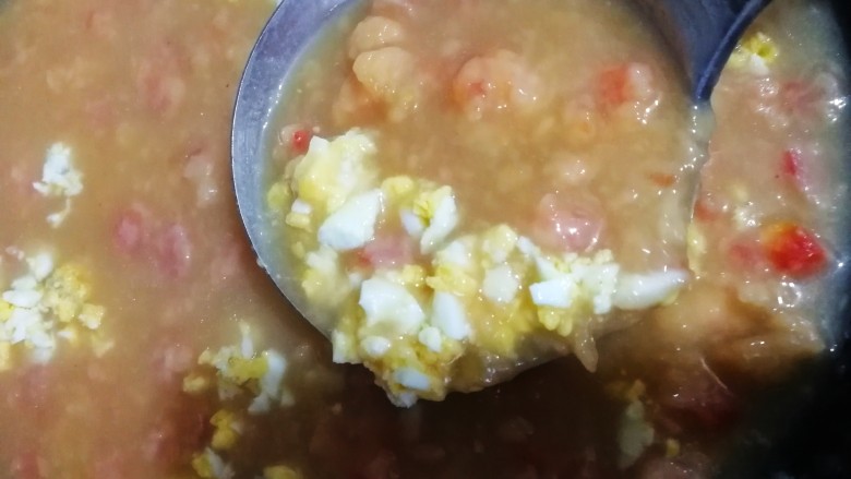 高配版疙瘩汤,开锅煮2分钟,关火放入咸鹅蛋碎。