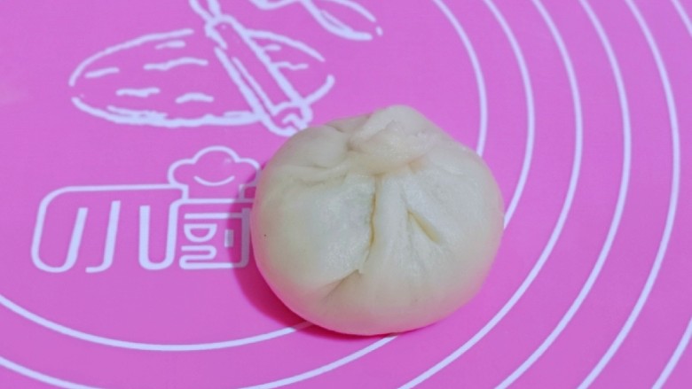 椰香桂花豆沙酥,如包子手法包起来,收口朝下。