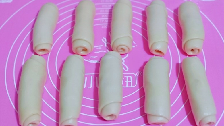 椰香桂花豆沙酥,依次做完,盖上保鲜膜,松弛15分钟。