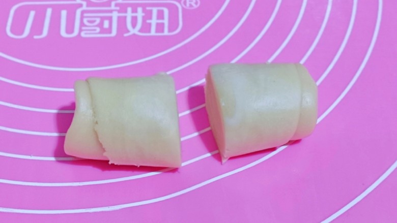 椰香桂花豆沙酥,取一个面卷,从中间切开,如图。