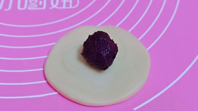 椰香桂花豆沙酥,用擀面杖轻轻的擀圆皮,包上桂花豆馅。