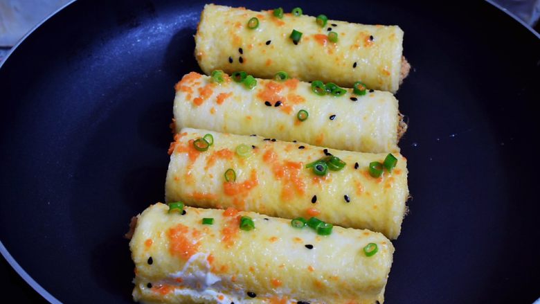 肉松吐司卷,平底锅无需放油烧热,再把吐司卷放入