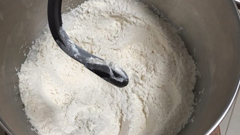 酸奶油椰蓉面包,干材料分别放入厨师机,厨师机搅拌一下。