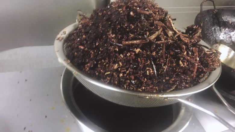 万能红油(商用),用过滤网滤干,掉渣留下油,倒入芝麻,收工囖…
