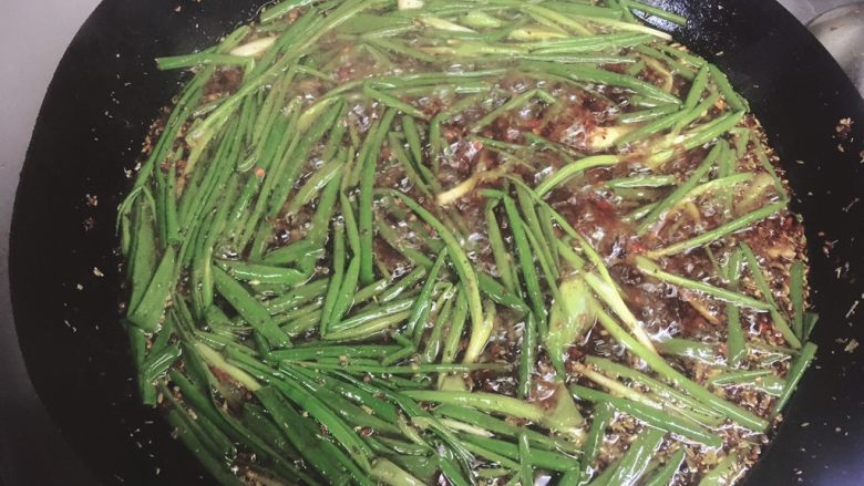 万能红油(商用),用中小火,炸到20分钟 ,加入葱段。