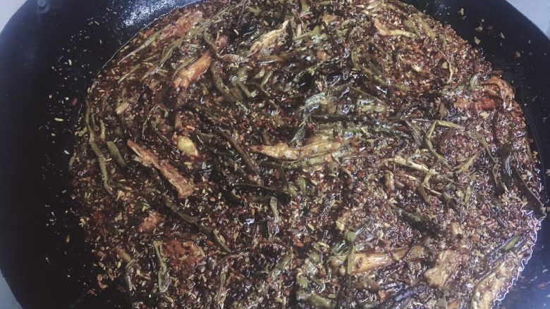 万能红油(商用),炸到葱段变色 ,这时候开始起锅。