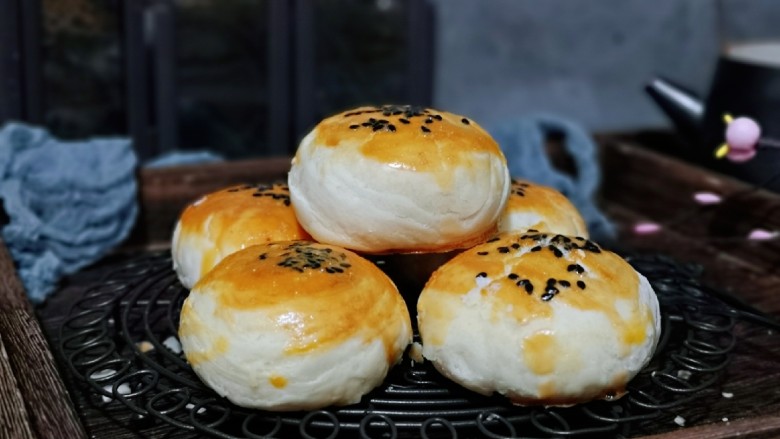 椰香桂花豆沙酥,酥的掉渣渣呦~馅料可以根据个人喜欢增加,我喜欢皮厚一点的,所以馅放的少。