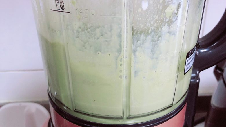 抹茶星冰乐(无奶油低脂版),选择冰沙按键,将食材打成抹茶冰沙。