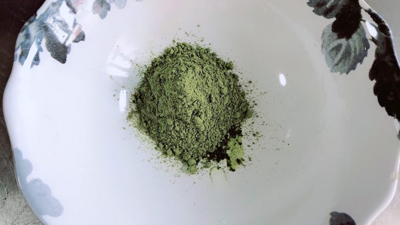 抹茶星冰乐(无奶油低脂版),取一个碗,放入抹茶粉。