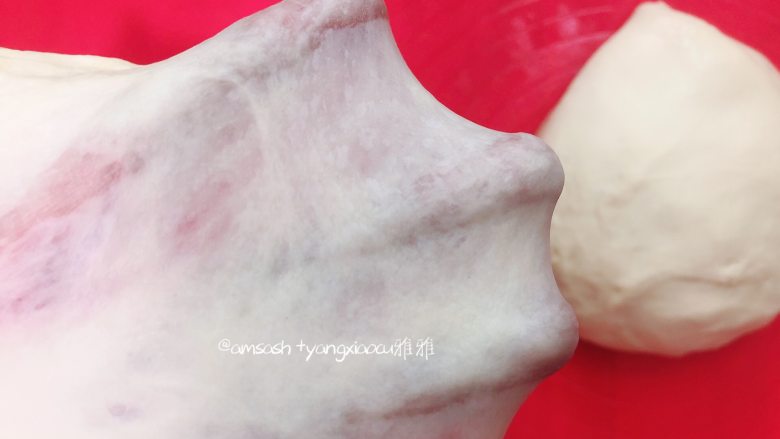 奶香排包,然后看一下状,揉成光滑的面团,揉至完成扩展,可拉出薄而有韧性的手套膜