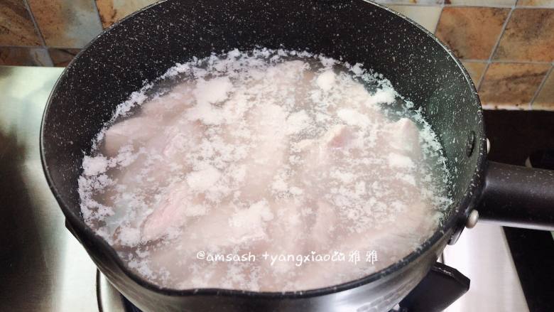 海苔肉松,切好的猪肉冷水下锅,冷水下锅汆烫一遍去除血沫,然后用冷水冲洗干净
