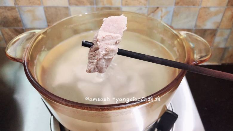 海苔肉松,用筷子戳能戳透即可,省下的汤,是非常鲜美的瘦肉汤,别浪费哦,这个汤用来煮面或是煮粉都非常的美味