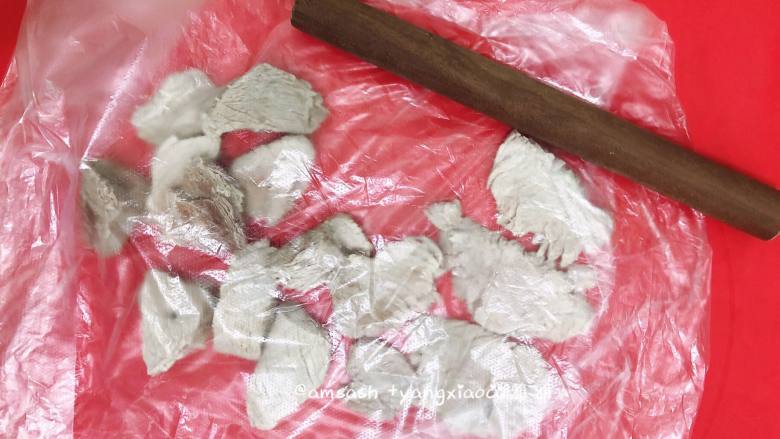 海苔肉松,捞出瘦肉冷却,冷却后将肉装进一个大的保鲜袋,用大号擀面杖,把猪肉擀开,可以多擀压几次,这样的猪肉会更松散