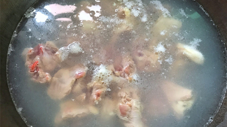 川味红烧鸭,锅中倒入适量水,把鸭肉放入锅中,焯水后捞出。焯水的时候加些<a style='color:red;display:inline-block;' href='/shicai/ 718'>料酒</a>。