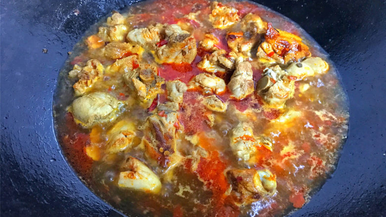 川味红烧鸭,翻炒匀后加入没过鸭肉的开水,焖煮15分钟左右。