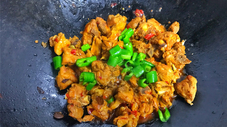 川味红烧鸭,煮至鸭肉用筷子能戳进,时加入线椒一起炒匀。