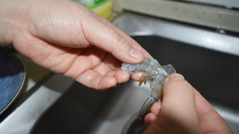 虾仁炒西兰花,虾洗净,去壳去虾线