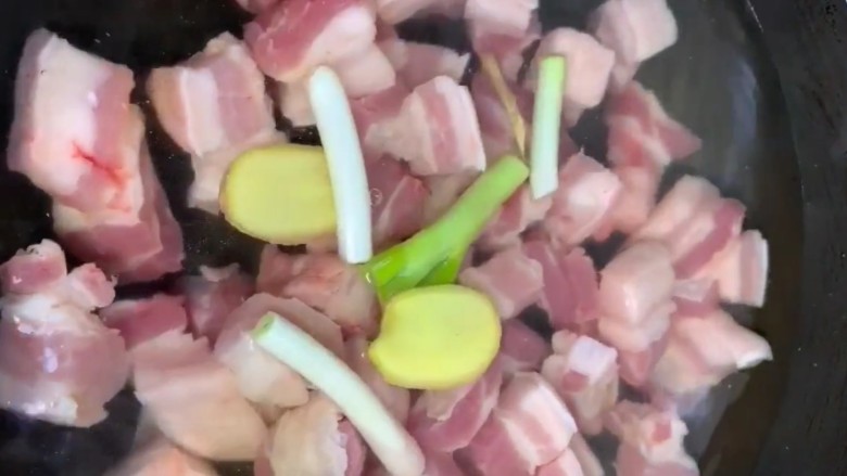 红烧肉,凉水下锅加葱姜，料酒煮出血沫