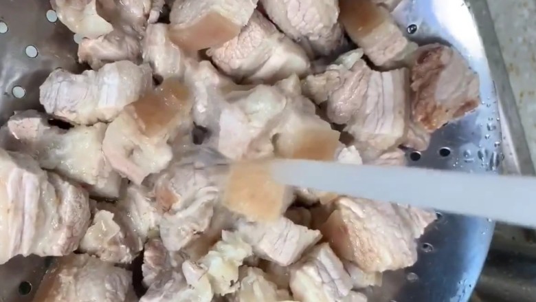 红烧肉,捞出过冷水冲洗干净