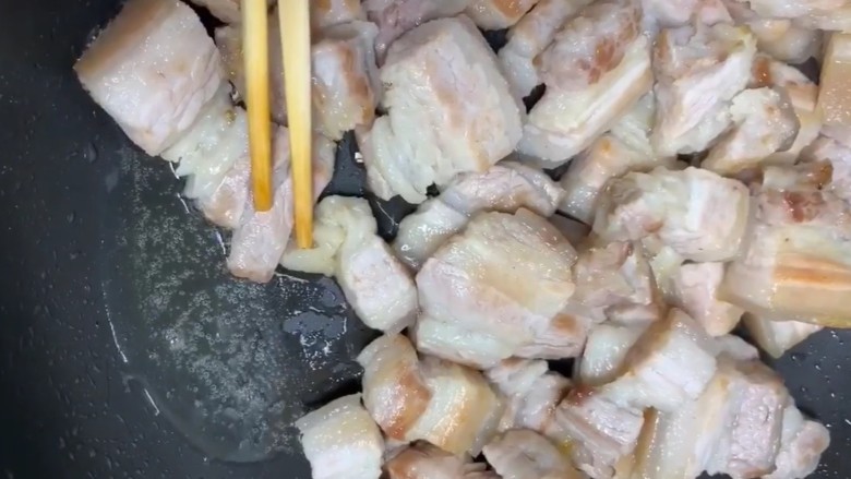 红烧肉,锅里不放油放入五花肉煎，煎出多余油脂