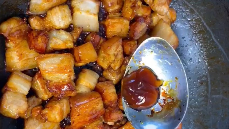 红烧肉,再放<a style='color:red;display:inline-block;' href='/shicai/ 788'>生抽</a>，<a style='color:red;display:inline-block;' href='/shicai/ 762'>老抽</a>，耗油翻炒一下