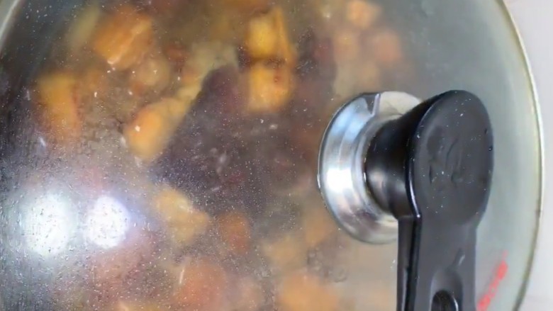 红烧肉,大火煮开盖上盖转中小火炖三十分钟