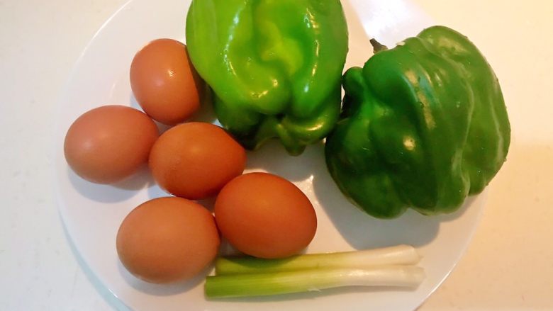 10分钟快手菜  锅塌青椒,准备食材：<a style='color:red;display:inline-block;' href='/shicai/ 61'>青椒</a>，<a style='color:red;display:inline-block;' href='/shicai/ 60780'>土鸡蛋</a>，<a style='color:red;display:inline-block;' href='/shicai/ 138'>大葱</a>