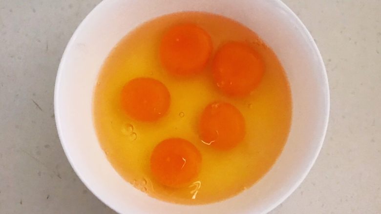 10分钟快手菜  锅塌青椒,把土鸡蛋打入碗中