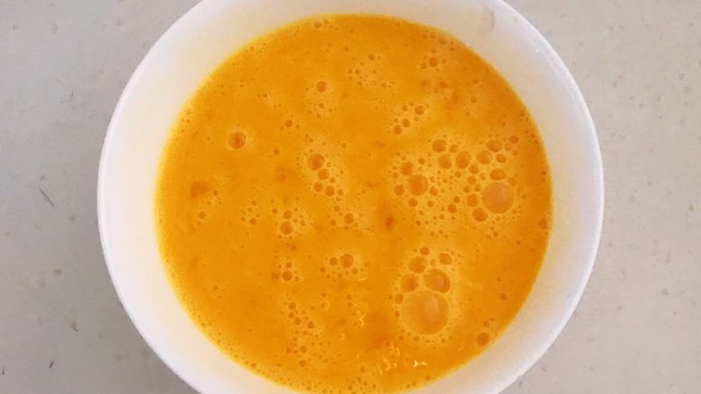 10分钟快手菜  锅塌青椒,把鸡蛋打散调匀