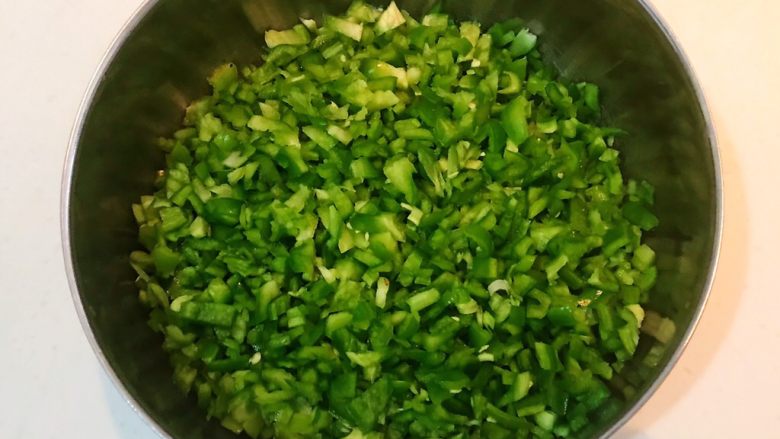 10分钟快手菜  锅塌青椒,把青椒丁放入大碗里