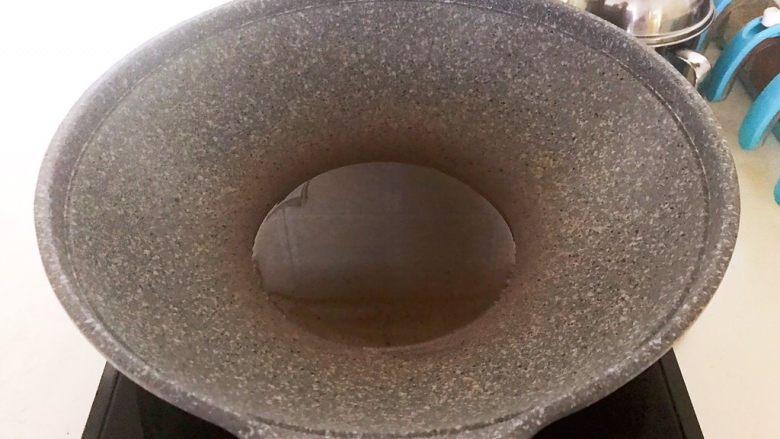 10分钟快手菜  锅塌青椒,炒锅烧热后加入<a style='color:red;display:inline-block;' href='/shicai/ 140122'>玉米油</a>