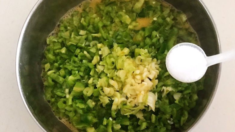 10分钟快手菜  锅塌青椒,加入精盐