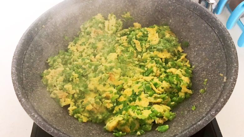 10分钟快手菜  锅塌青椒,鸡蛋液逐渐凝固