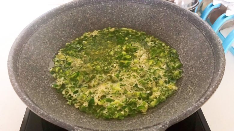 10分钟快手菜  锅塌青椒,油烧热后加入青椒鸡蛋液