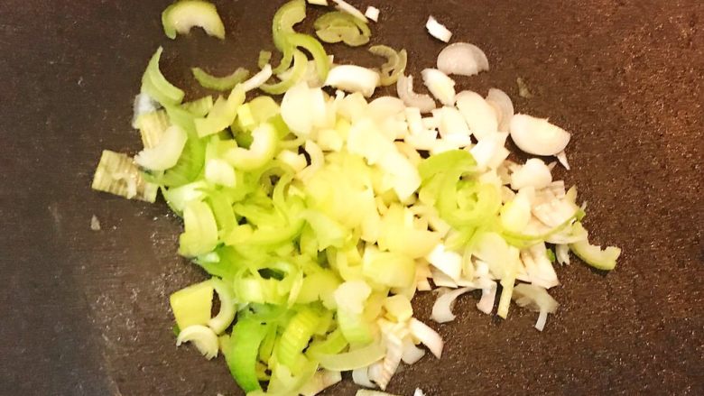 10分钟快手菜  锅塌青椒,大葱切成小丁