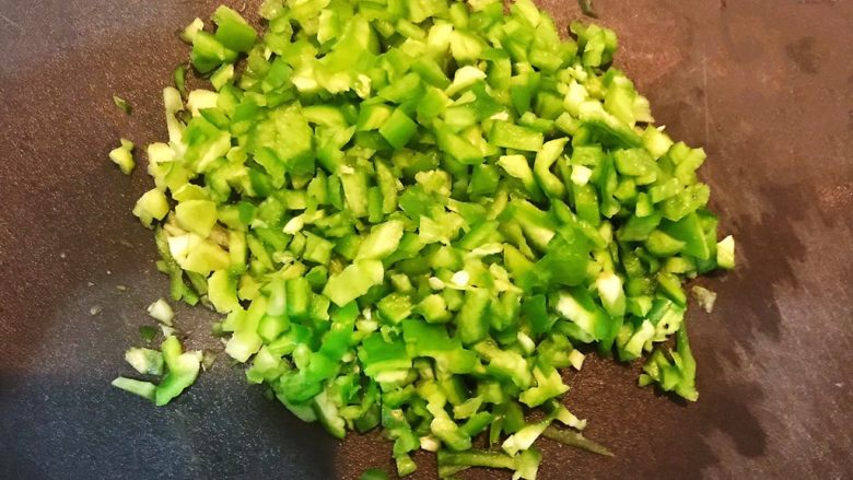 10分钟快手菜  锅塌青椒,把青椒切成小丁