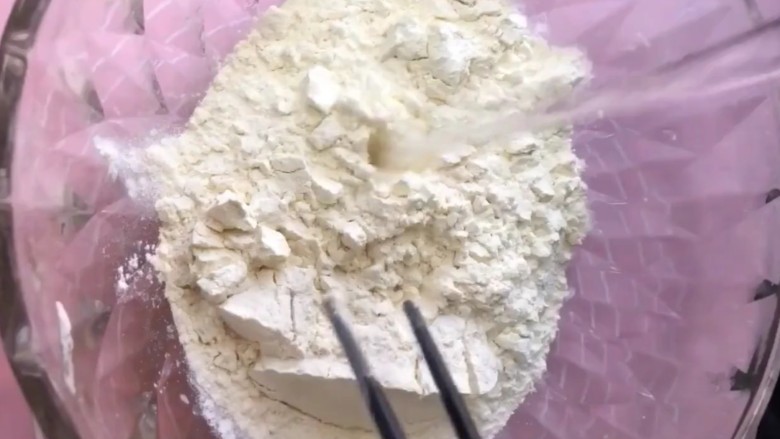 韭菜鸡蛋饼,两碗<a style='color:red;display:inline-block;' href='/shicai/ 519'>面粉</a>加入适量开水